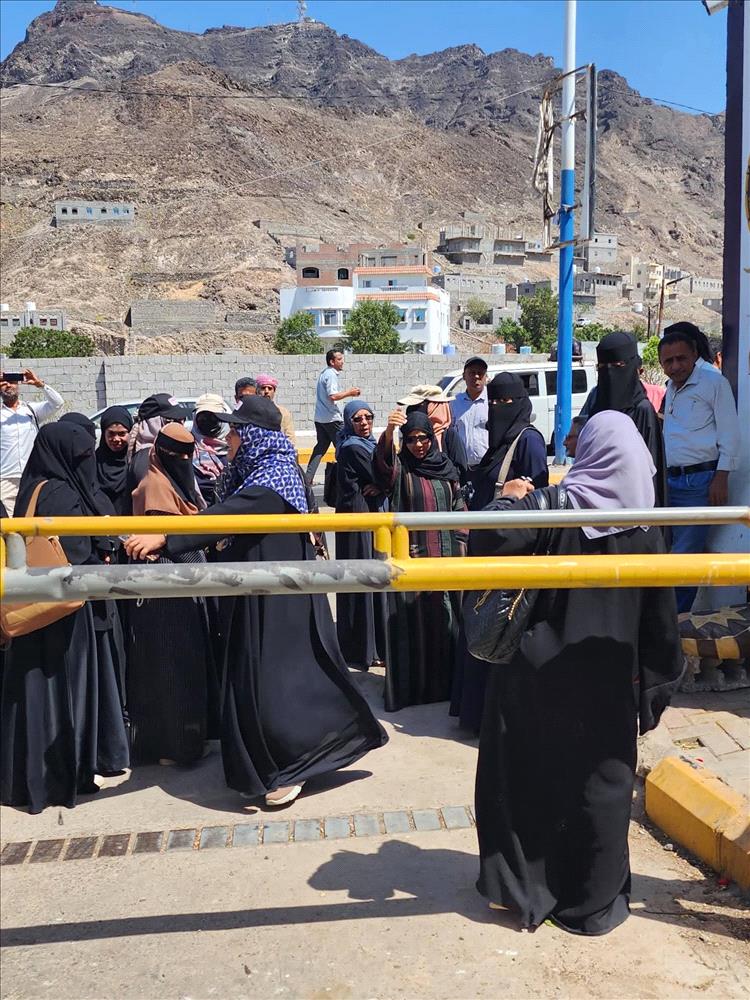 قوات عسكرية تغلق مبنى الأمانة العامة للمجلس الانتقالي الجنوبي المنحل في العاصمة المؤقتة عدن