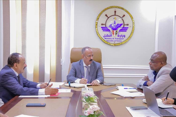 وزير النقل يؤكد تحويل موانئ البحر العربي إلى مراكز لوجستية دولية خلال لقائه قيادة المؤسسة بعدن