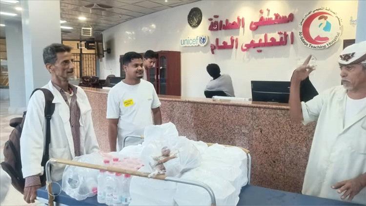 أفران عدن الخيرية تنفذ حملة توزيع وجبات إفطار الصائم في مستشفى الصداقة بعدن