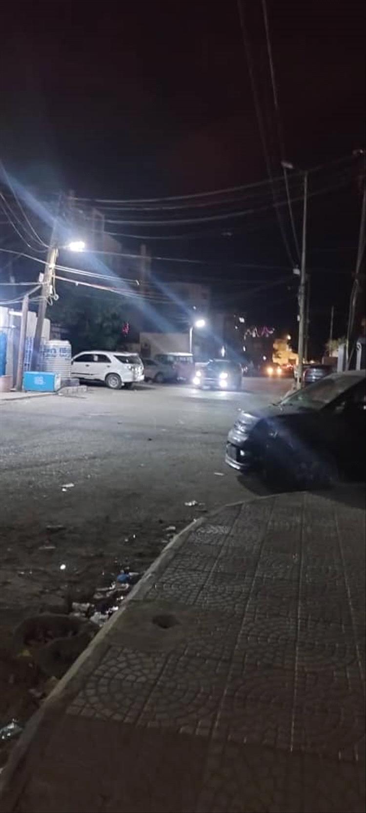 مدير عام خورمكسر يطّلع على أعمال الإنارة بالأحياء ويطالب بسرعة استكمال سفلتة الشارع الممتد من إدارة الأمن إلى جولة البجع