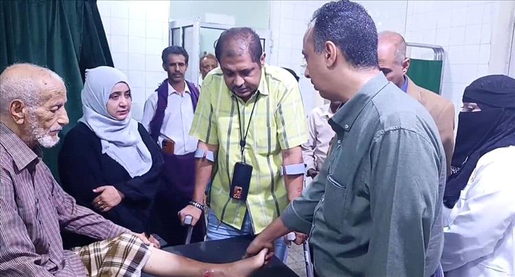 مدير مكتب صحة عدن يدشن مخيمًا طبيًا مجانيًا للأمراض المزمنة في المعلا