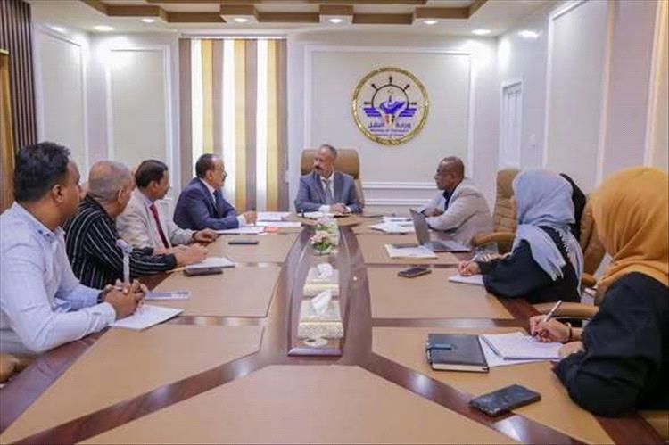 وزير النقل يطّلع على سير العمل في مؤسسة موانئ البحر العربي