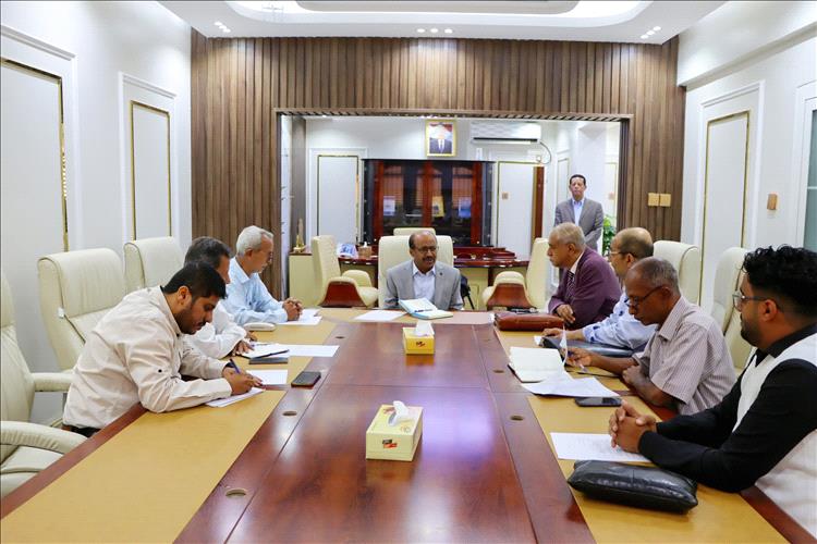 وزير النفط والمعادن يطّلع على نشاط مكتب المستشارين وخططه الاستراتيجية