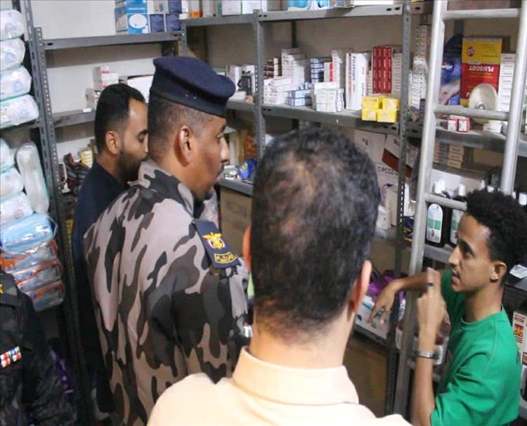 ضبط مخزن أدوية يروّج الحبوب المخدرة والمهدئة بطريقة غير مشروعة بمنطقة بويش شرق المكلا