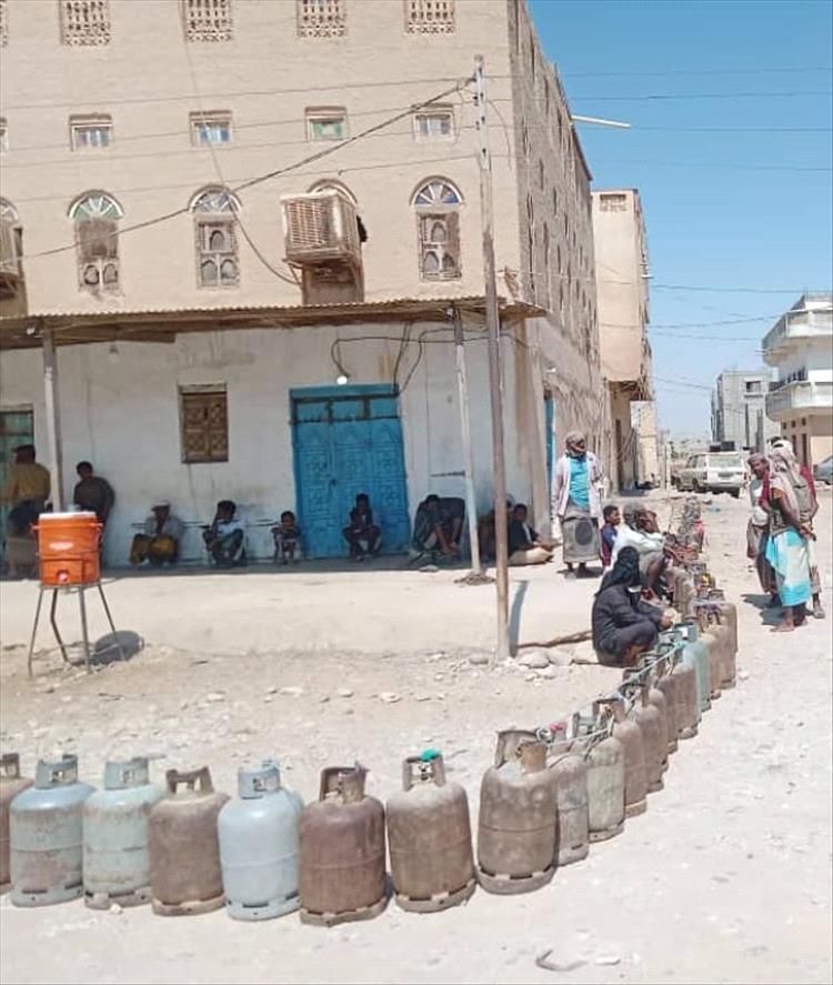 أهالي مديرية ميفعة شبوة يقفون في طوابير طويلة للحصول على أسطوانة غاز لطهي إفطارهم الرمضاني