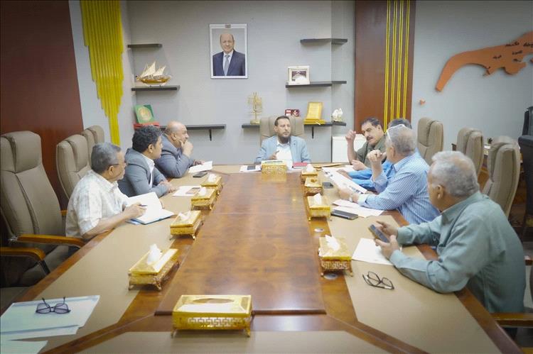 محافظ العاصمة المؤقتة عدن يرأس اجتماعًا موسعًا لمناقشة الإجراءات والخطوات الإصلاحية في قطاعي النقل والطرق