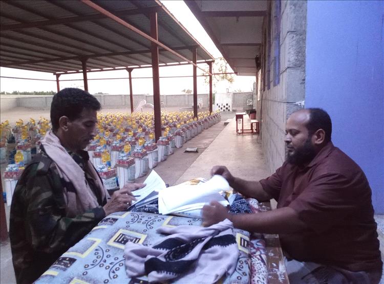 مدير عام الحوطة يدشن توزيع 1000 سلة غذائية للأسر الأشد فقرًا بلحج