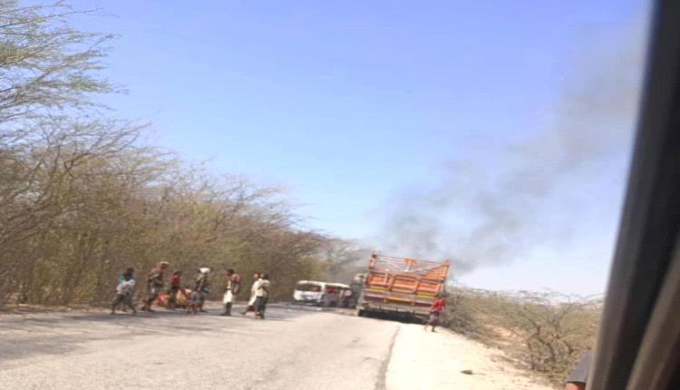 عاجل: احتراق ناقلة شحن وسيارة أخرى إثر حادث مروري بالمحفد