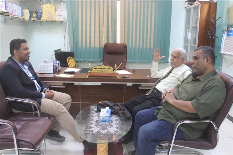 بحث تعزيز الشراكة العلمية والخدمية بين مكتب الصحة بساحل حضرموت وجامعة العرب
