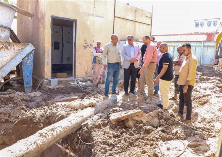 وكيل أول محافظة عدن يتفقد سير العمل في محطة ضخ الصرف الصحي الرئيسية بالمنصورة