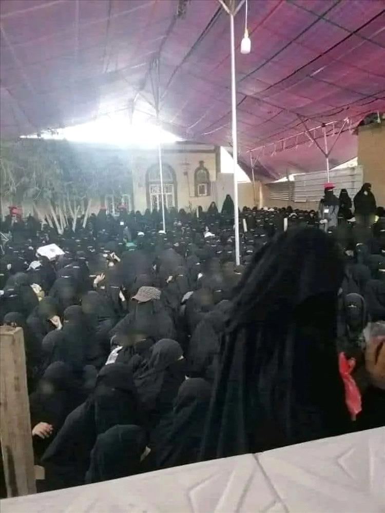 طوابير الجوع في إب.. نساء يفترشن الأرض بحثًا عن وجبات غذائية