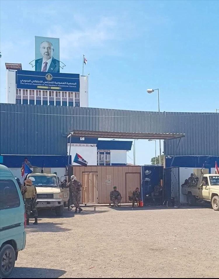 موظفو المجلس الانتقالي الجنوبي المنحل يشكون لصحيفة عدن الغد تقليص رواتبهم من ألف ريال سعودي إلى 200 ألف ريال يمني