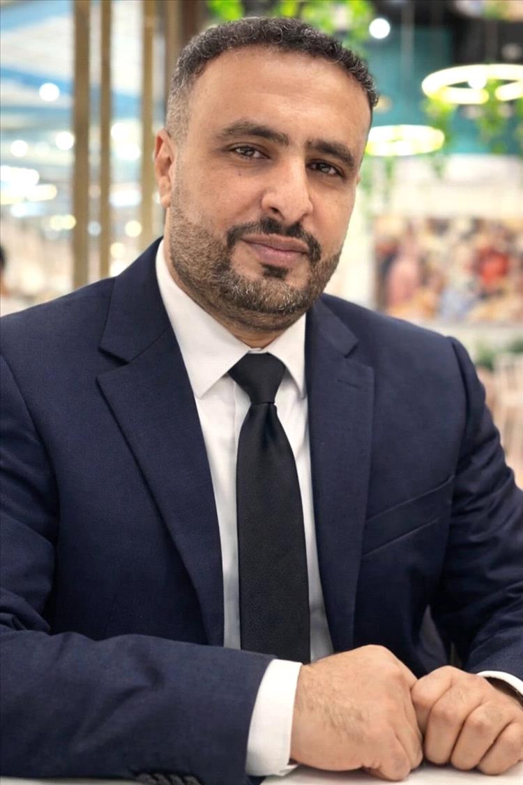 الصحفي رمزي الفضلي يوجه رسالة للرئيس العليمي ووزير الداخلية منتقدًا إقالة العميد ناصر العنبوري