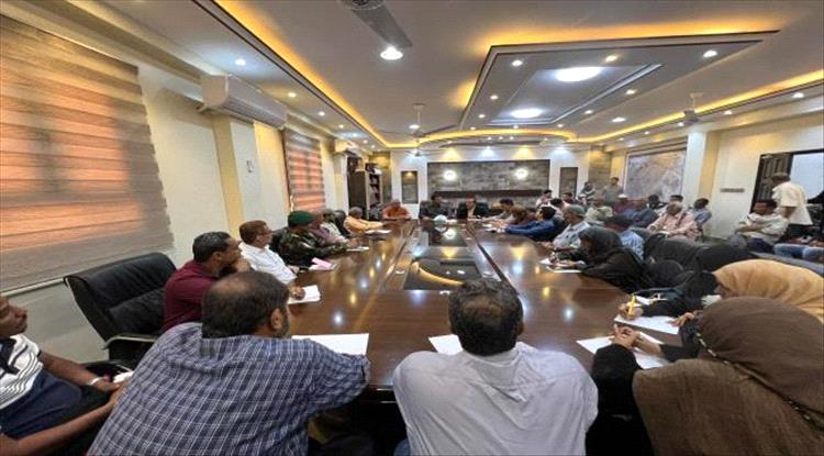 د. وسام معاوية يلتقي الفريق الاستشاري لمحافظ عدن لمناقشة الأداء الإداري والخدمي بالشيخ عثمان