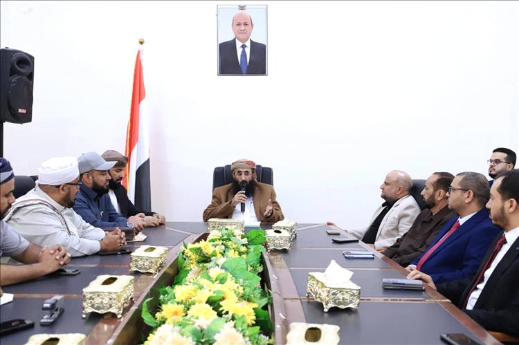 وزير الأوقاف يترأس اجتماعًا موسعًا لقيادة وموظفي الوزارة بالعاصمة المؤقتة عدن