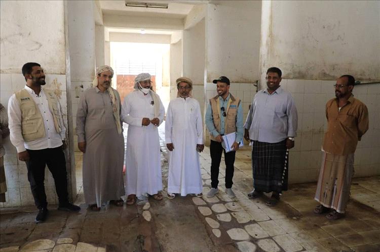 نائب مدير عام صندوق النظافة والتحسين يوقّع  على تسليم موقع مشروع تأهيل سوق الأسماك بمدينة الغيضة