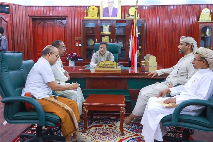 محافظ المهرة يناقش الأوضاع الصحية واحتياجات المرافق من الوقود ويؤكد أهمية مستشفى الملك سلمان الطبي في تعزيز القطاع الصحي