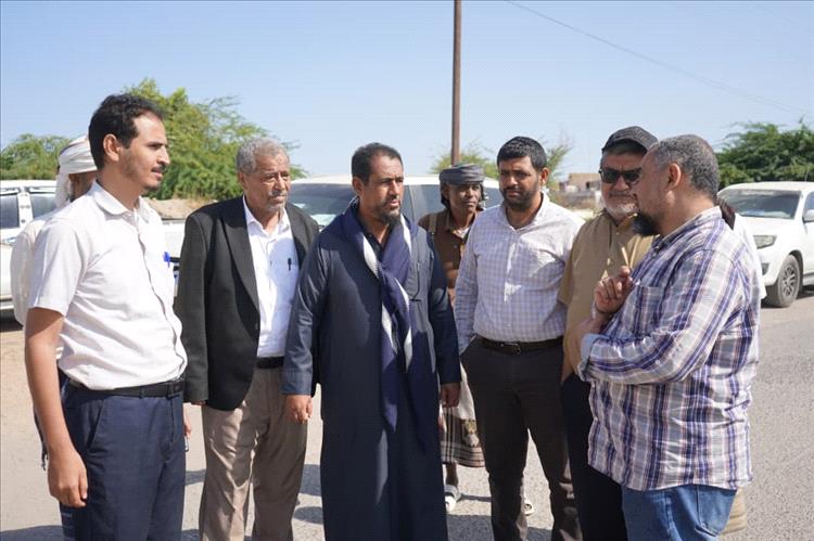 تسليم موقع مشروع خط جعار–باتيس بأبين الى الجهة المنفذة ضمن خطة تطوير البنية التحتية للطرق