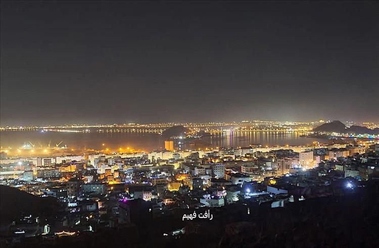 صورة حديثة لعدن تُظهر إنارة شاملة للمدينة في مشهد غاب منذ عام 2011