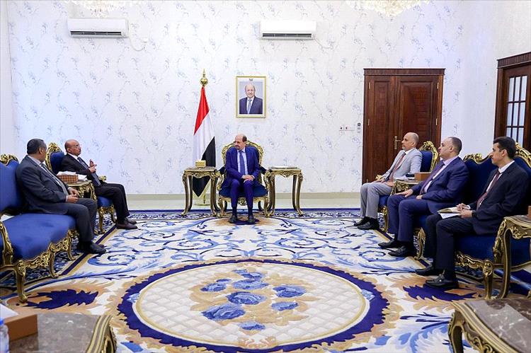 رئيس الوزراء يوجه بالبدء بتسليم مرتبات موظفي الدولة المدنيين والعسكريين بشكل عاجل