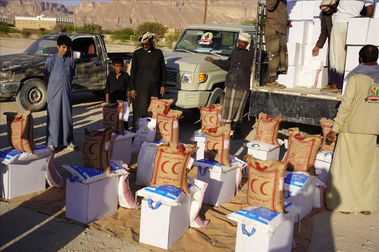 حضرموت: الخلية الإنسانية بـ«الفرقة الأولى طوارئ» تدشّن توزيع 5ألف سلة غذائية في القطن