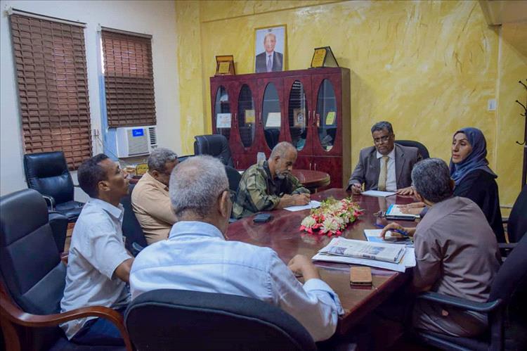 وكيل أول العاصمة المؤقتة عدن يترأس الاجتماع الأول للجنة معالجة قضايا وشكاوي المواطنين والموظفين