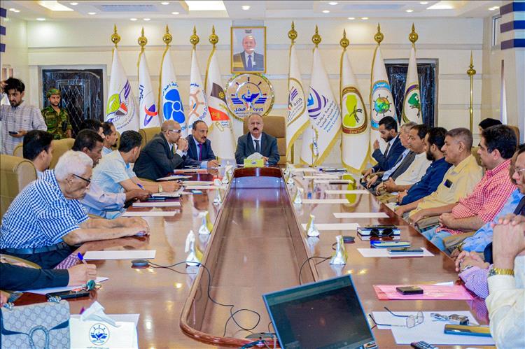 عدن | وزير النقل يناقش مع القطاع الخاص والشركات الملاحية التحديات التي تواجه النشاط التجاري