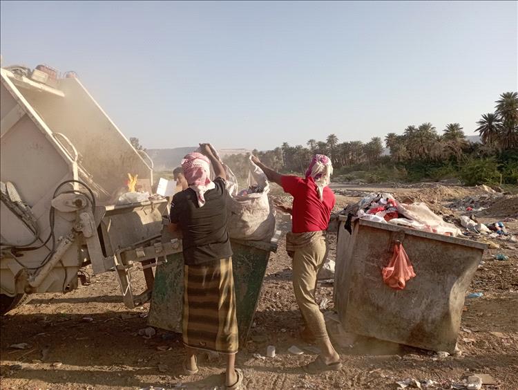 في فجر رمضان مهندسي وحدة النظافة و التحسين بمديرية القطن يباشرون اعمالهم