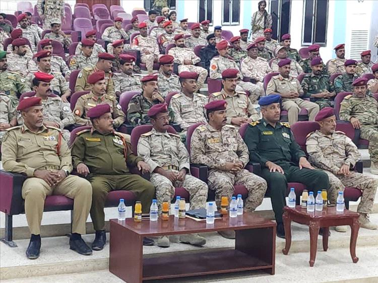 معهد الشهيد "بن حسينون" يحتفي بتخريج الدفعة الأولى من دورة قادة سرايا المشاة بالمكلا