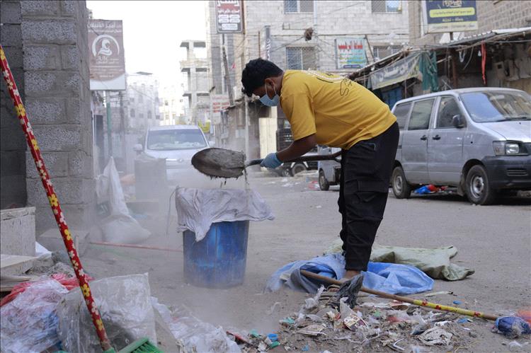 شاب عدني يقود مبادرة مفاجئة في الشيخ عثمان دعماً لجهود المحافظ عبدالرحمن شيخ