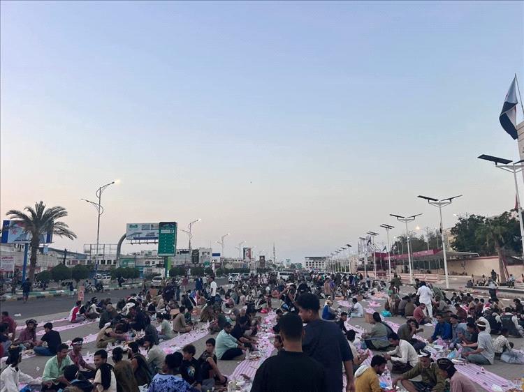 إفطار جماعي في ساحة العروض بعدن