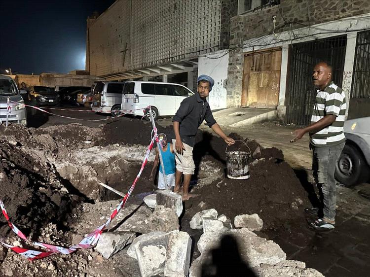 استبدال خط مياه رئيسي مغذٍ لأحياء القطيع وصيرة والمعاشيق بمديرية صيرة بعدن