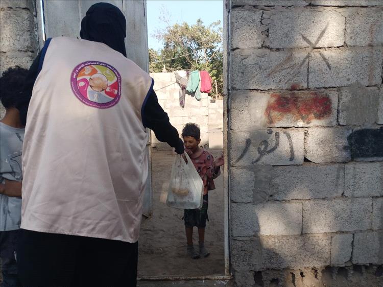 مؤسسة الوردة البيضاء تقوم بتوزيع وجبة إفطار الصائم بمنطقة دهل احمد بزنجبار