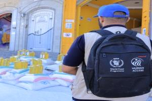 توزيع مساعدات غذائية طارئة لأكثر من 20 ألف أسرة في تعز