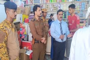 مكتب الصناعة والتجارة بالمهرة .. ينفذ حملة ميدانية لمراقبة أسعار السلع الغذائية