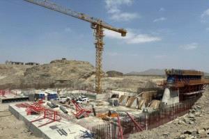 وفد حكومي يطّلع ميدانيًا على مشروع سد حسان بأبين ونسبة الإنجاز تتجاوز 80%