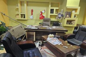 جريحان وتدمير كامل لمقر صحيفة عدن الغد في اعتداء مسلح بعدن