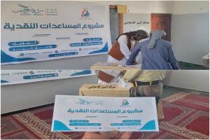 مؤسسة “الرواد” للتنمية توزع مساعدات نقدية للأسر الفقيرة بأبين