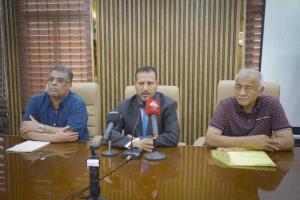 محافظ عدن يتمسك بإخراج القوات العسكرية ويمنح المسؤولين مهلة للتقييم