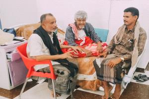 مدير عام بروم ميفع يطمئن على صحة مقدم "الباضبعان" الشيخ يسلم المحمدي