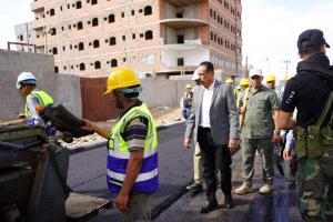 وزير الاشغال العامة والطرق يدشن انطلاق أعمال إسفلت طريق التقنية - إنماء