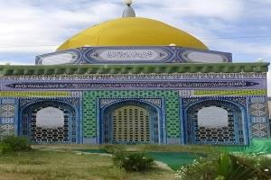 صعدة تتحول إلى "مركز روحي" للميليشيا.. اتساع ظاهرة الأضرحة والقباب الفاخرة وسط فقر مدقع للسكان