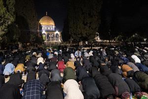 نحو 50 ألف فلسطيني يؤدون صلاتي العشاء والتراويح في المسجد الأقصى