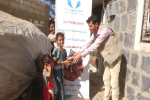 مؤسسة إنسان تدشن توزيع أكثر من 3700 كرتون تمر في الضالع
