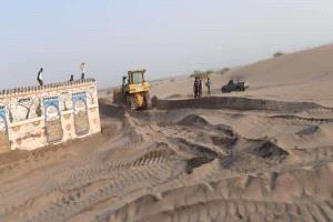 البدء بإزالة الرمال المهددة لمنازل الحيمة الساحلية جنوب الحديدة