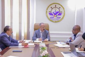 وزير النقل يؤكد تحويل موانئ البحر العربي إلى مراكز لوجستية دولية خلال لقائه قيادة المؤسسة بعدن