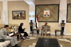 رئيس الأركان يبحث مع السفيرة الفرنسية تعزيز التعاون العسكري والامني