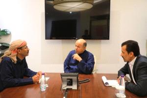 الخنبشي يبحث مع وزير النفط تعزيز استقرار إمدادات المشتقات النفطية في حضرموت