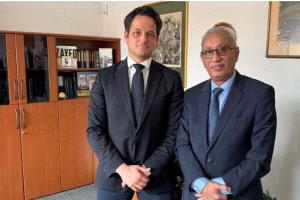 السفير ناجي يبحث مع مسؤول مجري العلاقات الثنائية وسبل تعزيزها