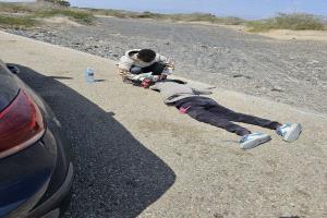 مهاجر إفريقي ينهار جوعًا على الطريق بين عدن وحضرموت… وتحذيرات من مخاطر الرحلة القاسية